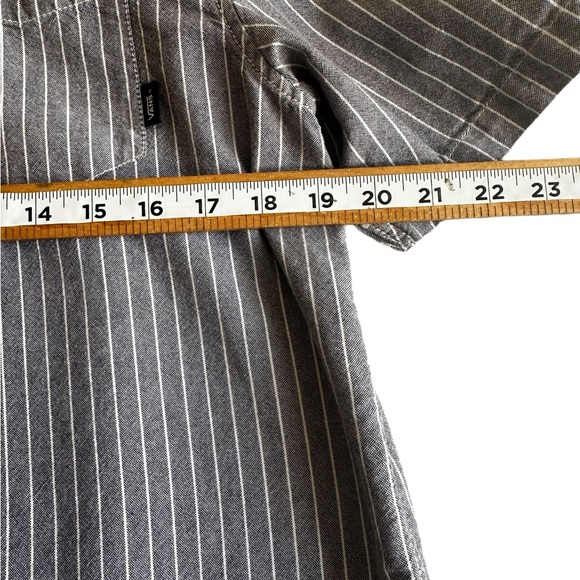 VANS MEN’S BUTTON FRONT SHORT SLEEVE SZ MEDIUM - Picture 5 of 6